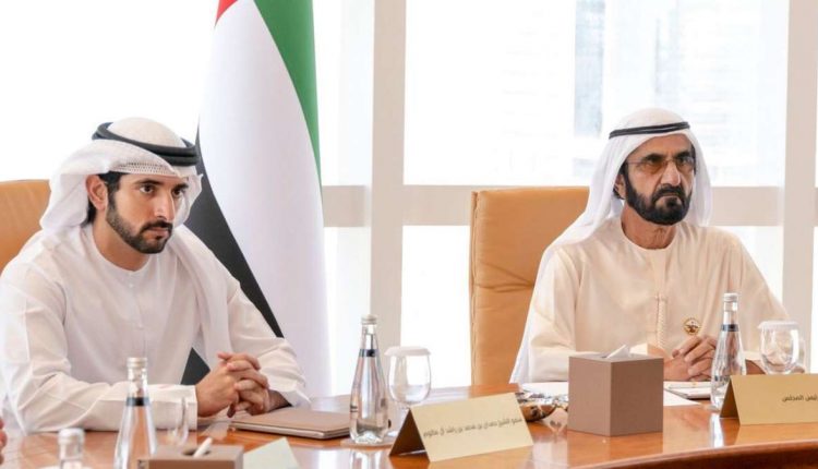 شیخ محمد بن راشد المکتوم اور شیخ ہمدان بن محمد بن راشد المکتوم ایک ساتھ بیٹھے ہیں