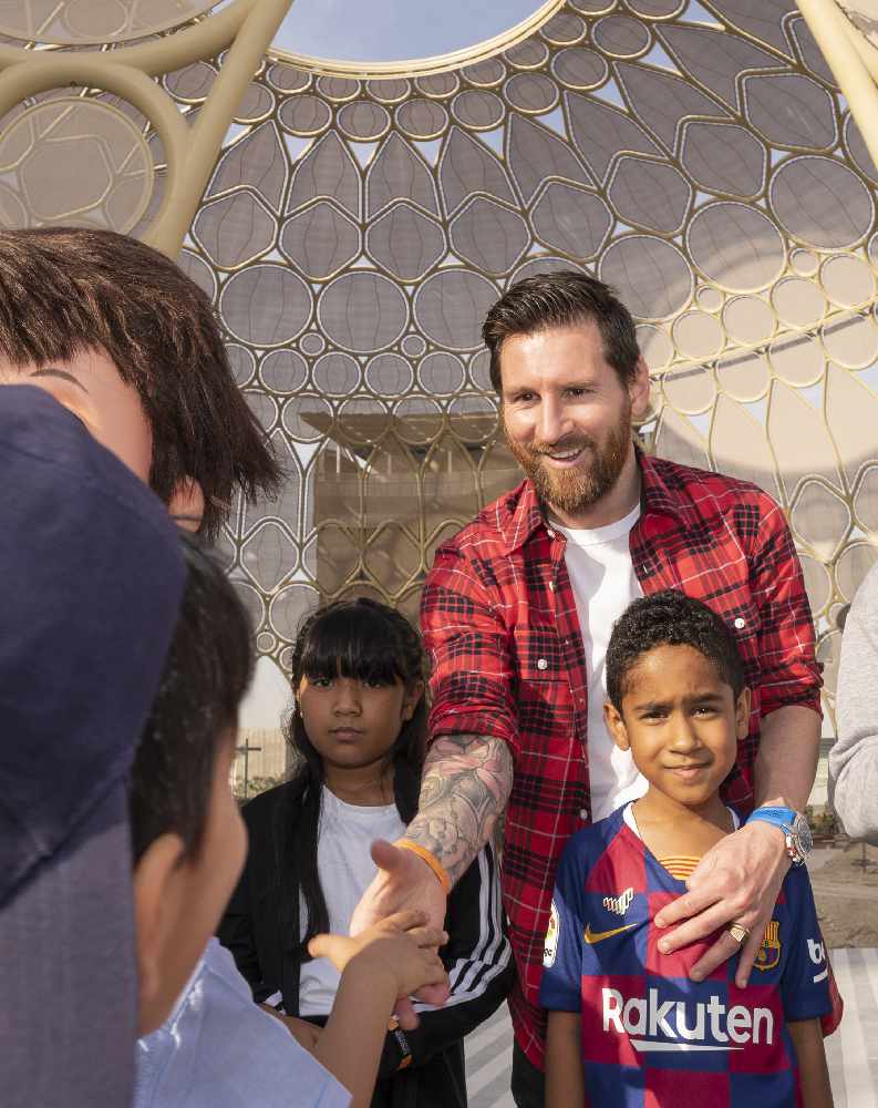 ایکسپو میں متحدہ عرب امارات کے طلبا کو میسی سے ملنے کا موقع فراہم کیا جارہا ہے,