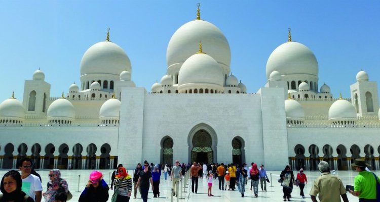 کورونا وائرس میں مبتلا افراد نماز کے لئے مت جائیں: امارات کی شریعت کونسل کا فتویٰ