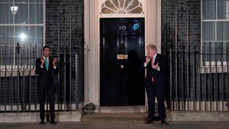 کورونا وائرس نے برطانیہ کے وزیراعظم بورس جانسن، ان کے ہیلتھ سیکریٹری اور ان کے چیف میڈیکل ایڈوائزر کو نشانہ بنایا