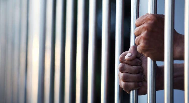 امارات میں کورونا کے احتیاطی اقدامات کی خلاف ورزی کرنے والوں کو جکڑا جارہا ہے