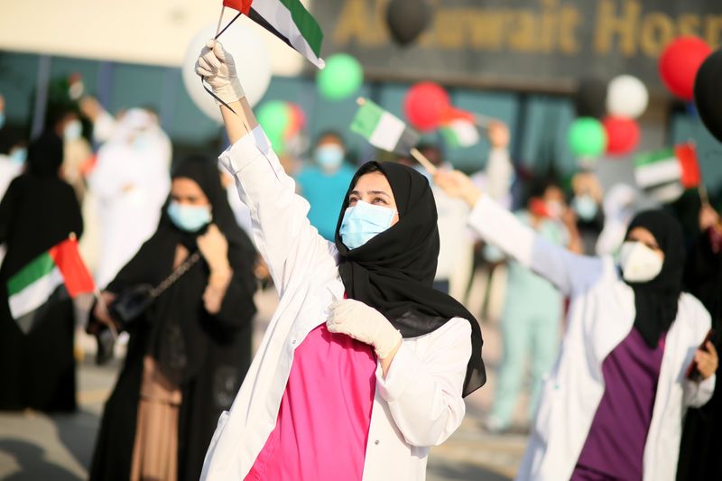 امارات کی فضائیہ نے کوویڈ ۔19 سے مقابلہ کرنے والے فرنٹ لائنرز کے اعزاز میں دبئی کے آسمان کو رنگین بنا دیا