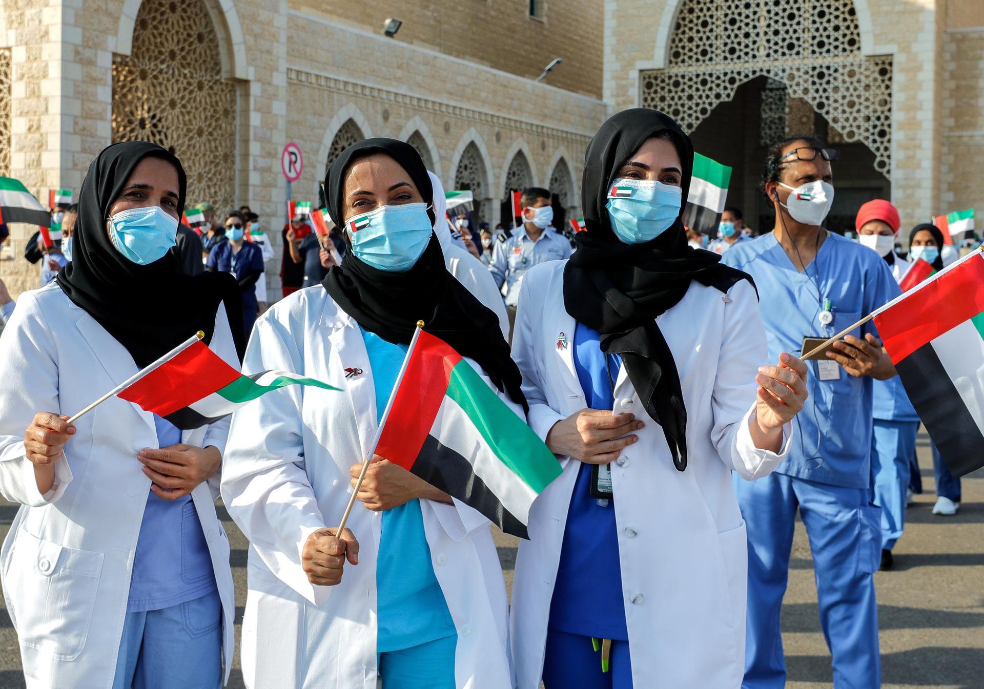 امارات کی فضائیہ نے کوویڈ ۔19 سے مقابلہ کرنے والے فرنٹ لائنرز کے اعزاز میں دبئی کے آسمان کو رنگین بنا دیا