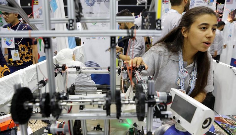 امارات کے طلباء انٹرنیشنل سپیس اسٹیشن کیلیے روبوٹ کی پروگرامنگ کر رہے ہیں