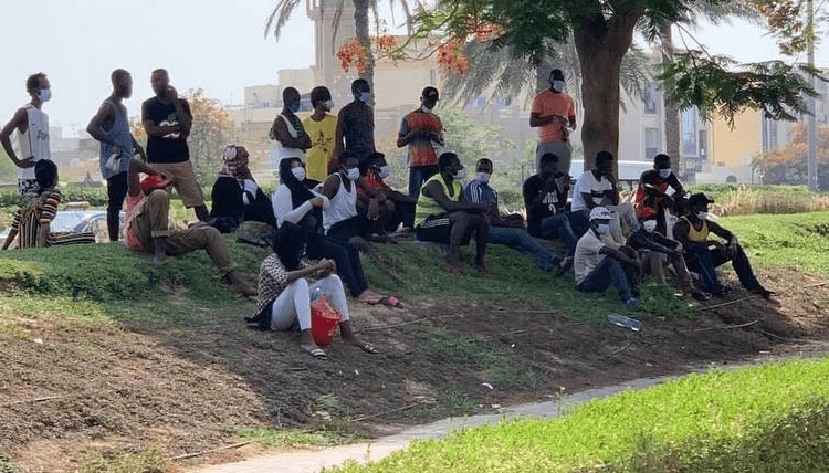 اماراتی شہری کورونا کی وجہ سے دبئی میں پھنسے 200 بے گھر افراد کی مدد کیلیے پہنچا