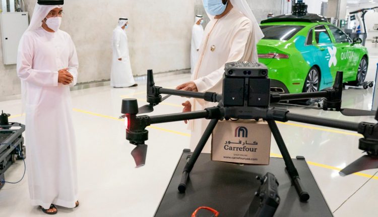 دبئی فیوچر لیبارٹریز میں شیخ محمد اماراتی نوجوانوں کے تیار کردہ ڈرون اور وینٹیلیٹر دیکھ کر خوش ہوگئے