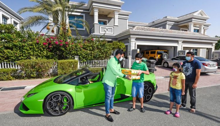 دبئی میں پاکستانی آم لیمبرگینی میں گھر پہنچائے جاتے ہیں