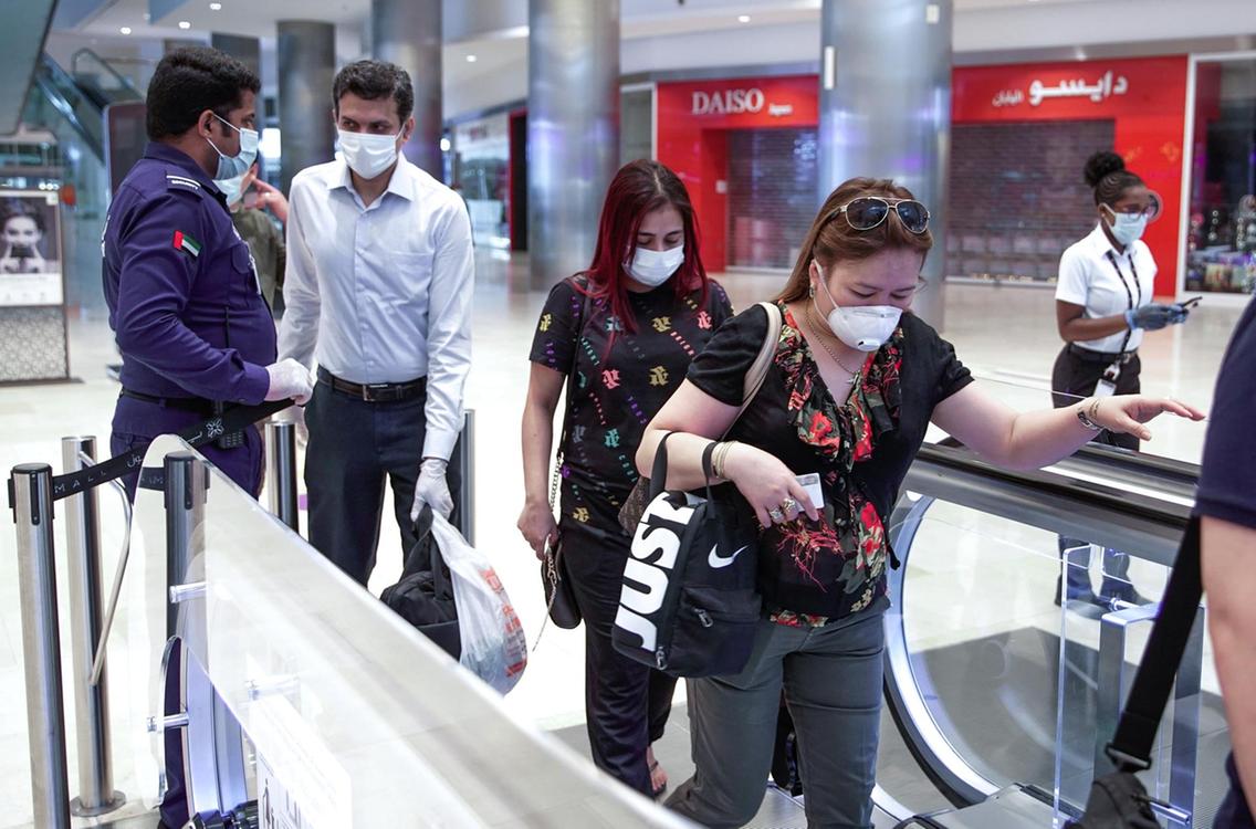 ابوظہبی نے شاپنگ مالز کے باہر کھانے پینے کی مزید دکانیں دوبارہ کھولنے کی اجازت دے دی