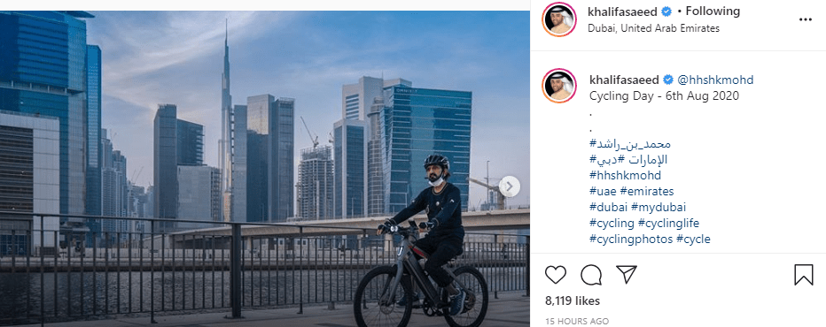 دبئی کے آس پاس شیخ محمد سائیکل پر سوار نماز کیلیے رکتے ہیں