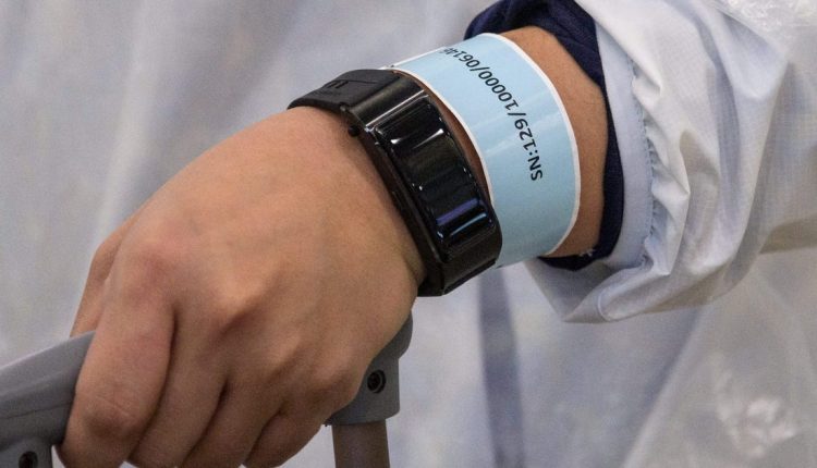 ابوظہبی میں لینڈنگ کرنے والے مسافروں کی کلائی پر بینڈ نصب کر دیا جاۓ گا جو کوویڈ 19 کا ٹریکر ہے