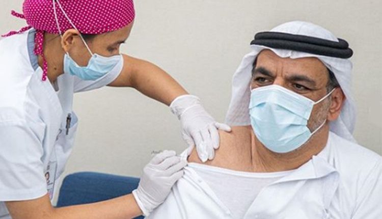 امارات کی وزارت صحت کے عہدیداروں نے کوویڈ ۔19 ویکسین کی پہلی ڈوز وصول کی