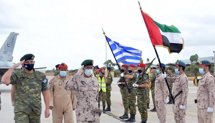 اماراتی چیف آف آرمی اسٹاف نے یونان کے ساتھ مشق کرنے والے مقام کا دورہ کیا