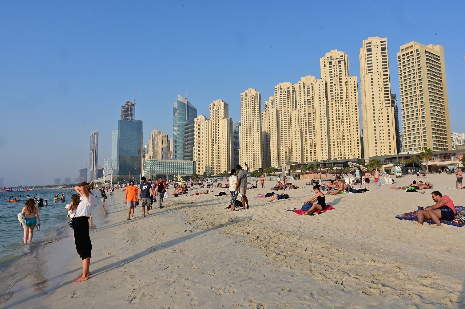 دبئی پولیس نے کوویڈ 19 سے متعلق ساحل سمندر کی حفاظت کے رہنما اصول متعارف کروا دیئے