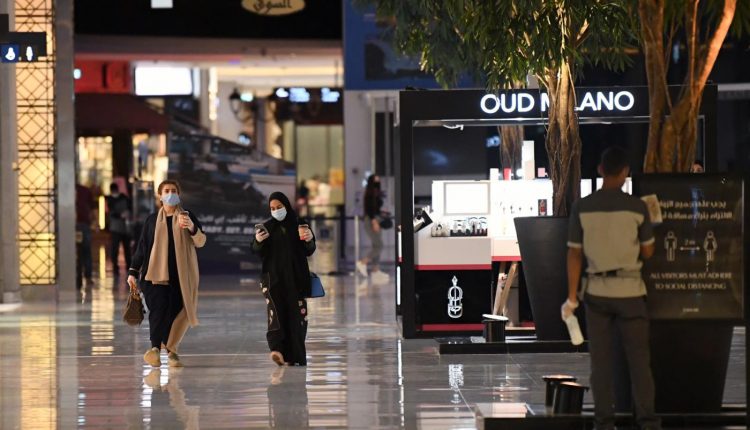 پولیس افسران نے صحت کی خلاف ورزیوں پر دبئی کے مالز میں جرمانہ عائد کیا گیا