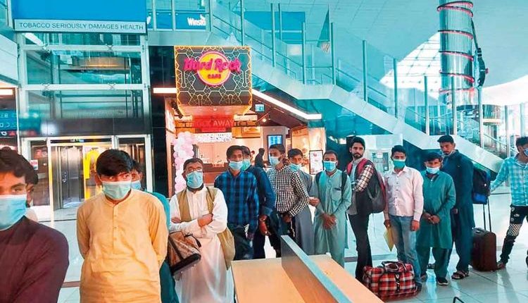دبئی ایئرپورٹ پر 272 پاکستانی، ہندوستانی وزٹ ویزا رکھنے والے ابھی بھی پھنسے ہوئے ہیں