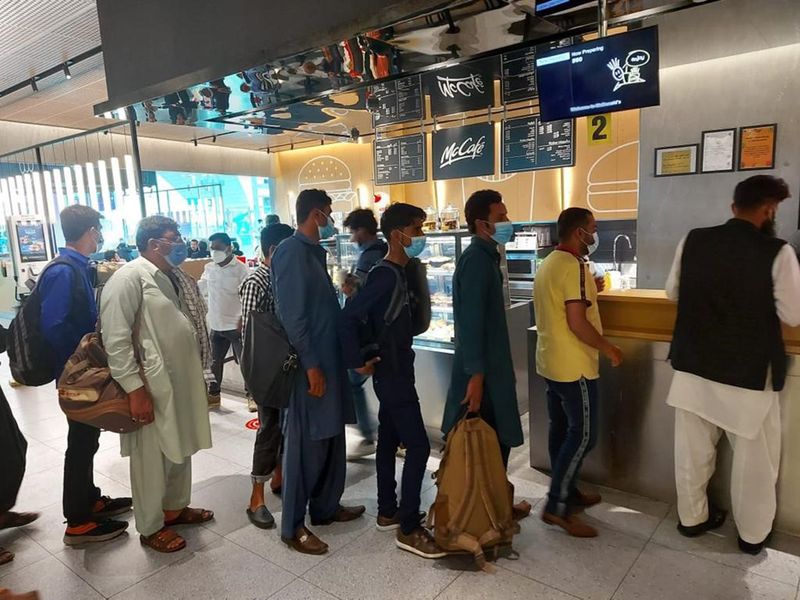 دبئی ایئرپورٹ پر 272 پاکستانی، ہندوستانی وزٹ ویزا رکھنے والے ابھی بھی پھنسے ہوئے ہیں