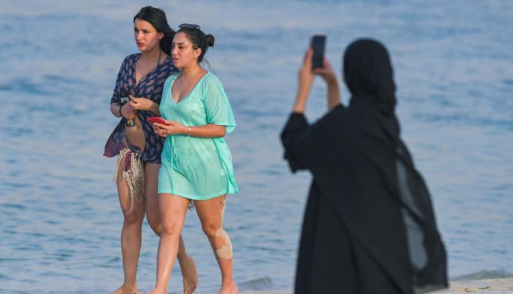 دبئی میں فیس ماسک سے نجات حاصل کرنے کیلیے ایپلی کیشن سسٹم کا آغاز