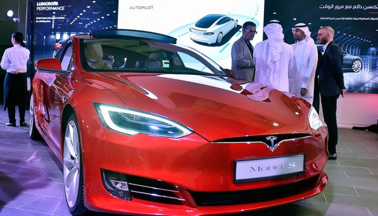 امارات بجلی سے چلنے والی ماحول دوست کار EV کو صارفین کیلیے عام کر رہا ہے