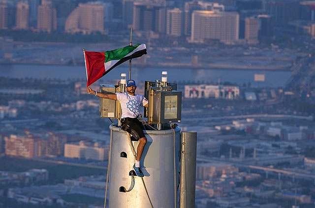 شیخ ہمدان نے برج خلیفہ کی نوک پر کھڑے ہوکر سیلفی لی